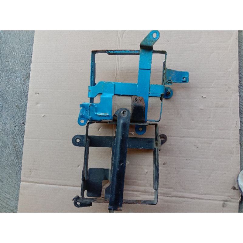 Dudukan/pangkon aki,acu Tiger Revo