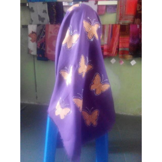 Jilbab segiempat ungu motif kupu
