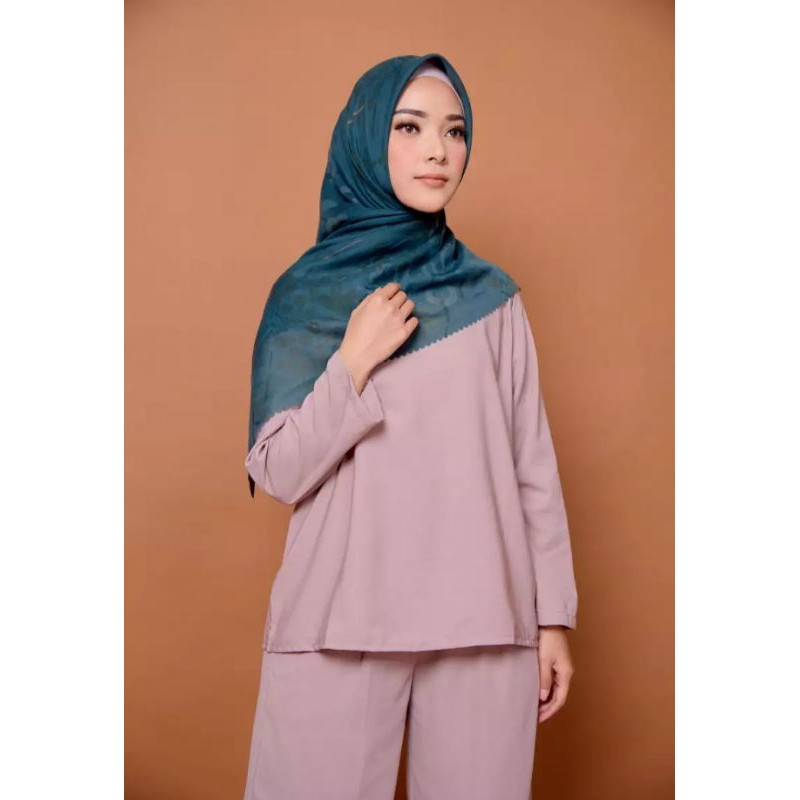 ZM Zaskia Mecca - Kava Scarf Kerudung Segi Empat Wangi Water Splash