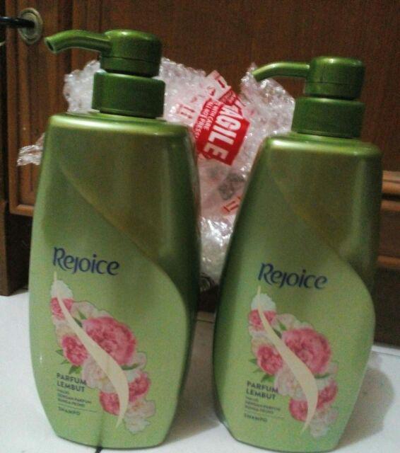 Rejoice Parfum Lembut Shampoo 600ml Paket isi 2 (Lebih