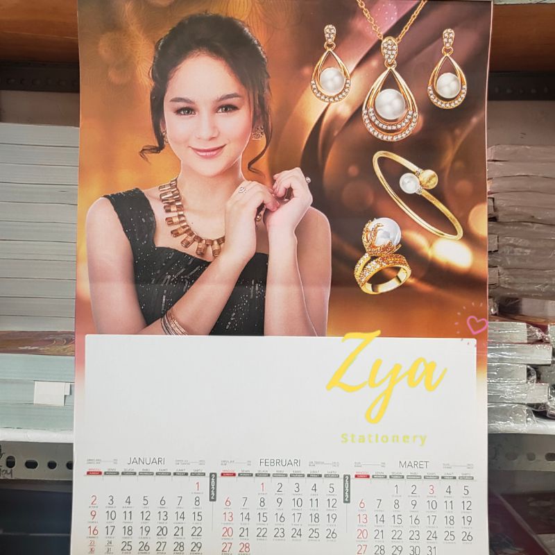 Kalender dinding triwulan 2022 artis