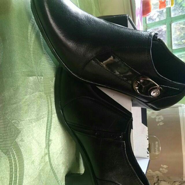 Sepatu  Wanita Formal Kulit Asli Warna Hitam