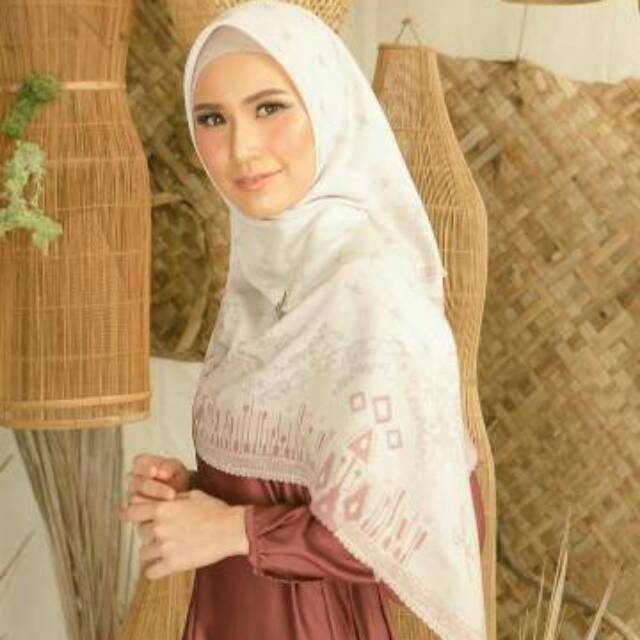 Sasak Scarf white velvet wearing klamby