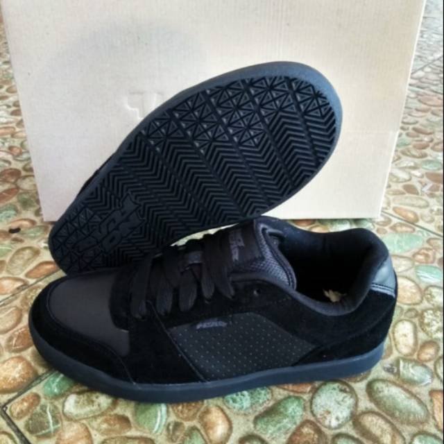 Sepatu no fear original