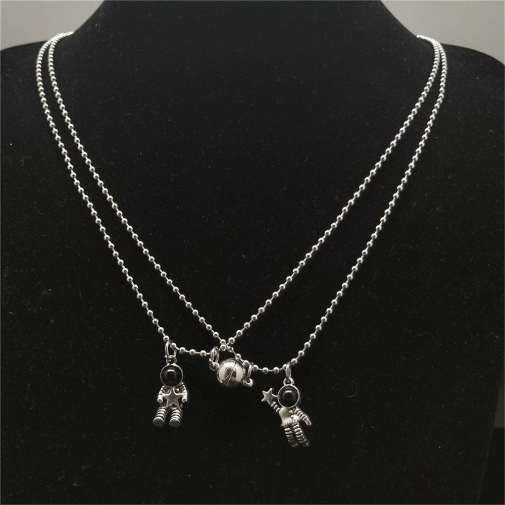 2pcs Kalung Rantai Choker Liontin Astronot Gaya Korea Untuk Pasangan