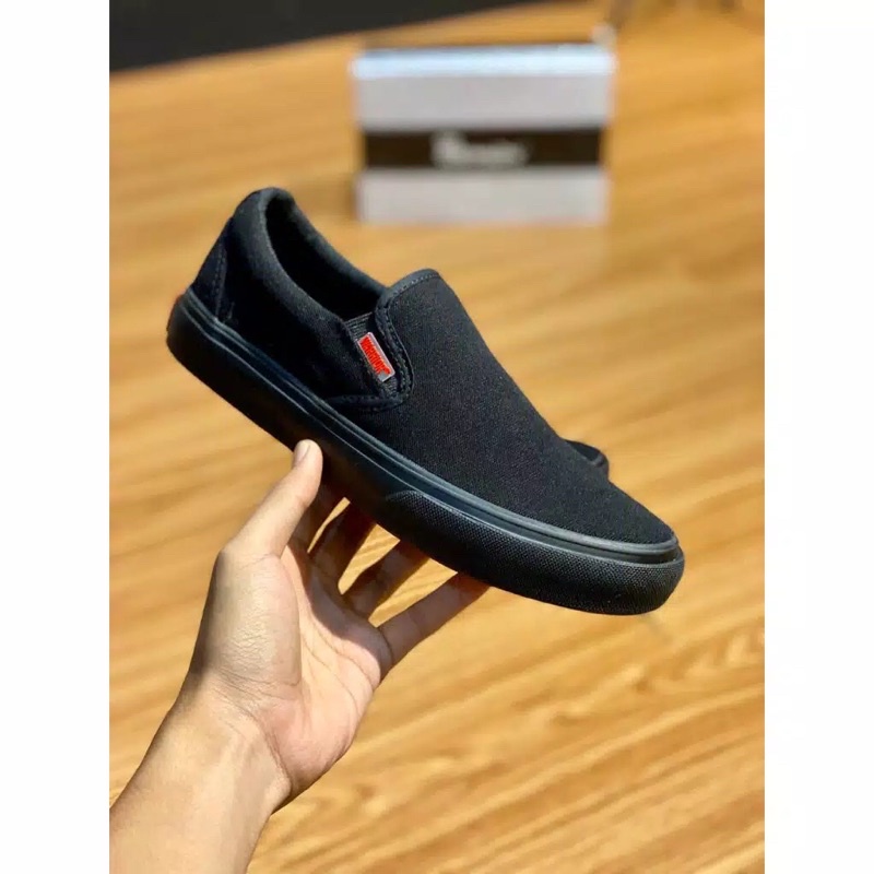 WARRIOR SLIP ON ARTHUR ALLBLACK ORIGINAL 100%