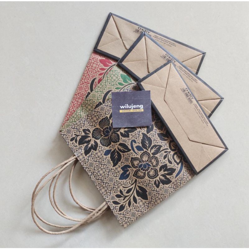 

Paper Bag Tali A Okey Batik Kraft Untuk Kado Bingkisan Tas Kertas Ukuran Lebar Luar 20cm x Panjang 24cm x Lebar Dalam 8cm Paperbag (1 pak / 10 pcs) (600gr)