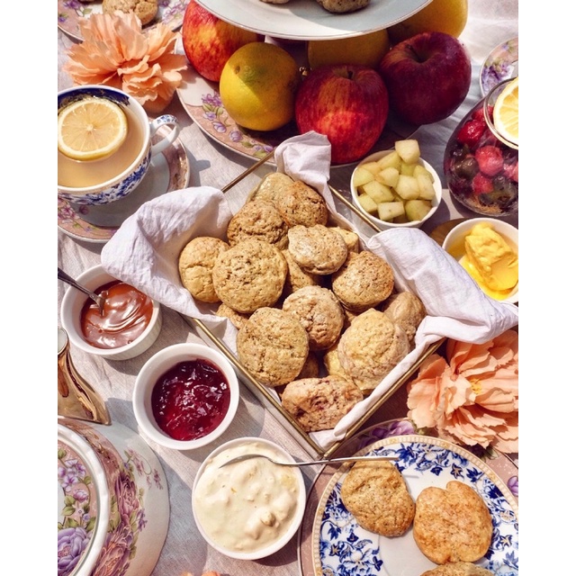 

Authentic British Scones (9pcs/box + 2 condiments)