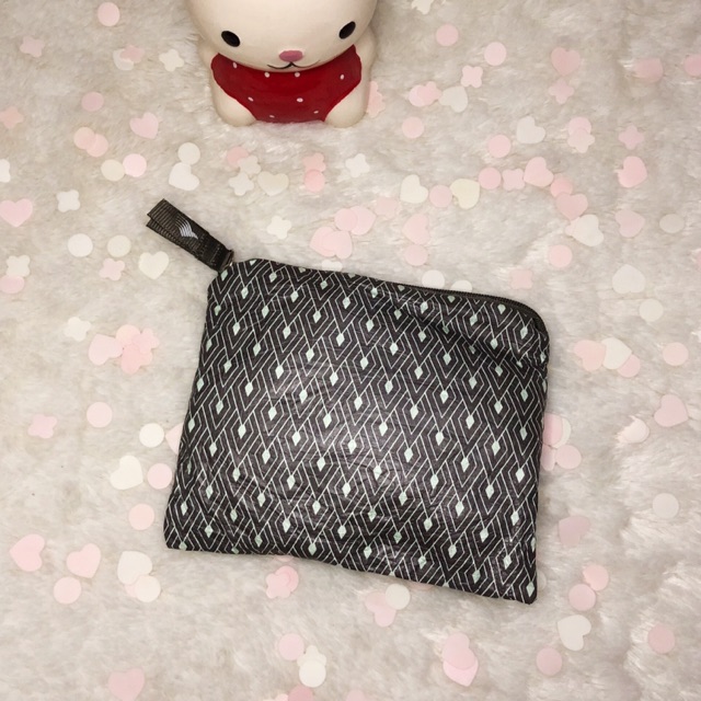 GARUDA INDONESIA Batik Theme Universal Unity Amenity Kit Travel Pouch (Grey)