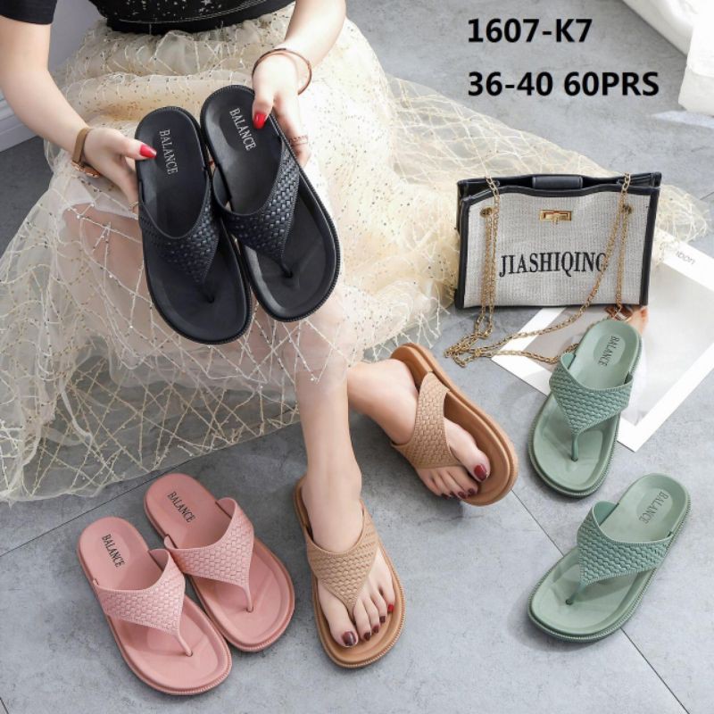 sendal balance wanita