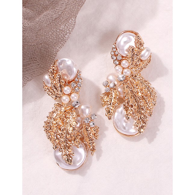LRC Anting Fashion Gold Alloy Pearl Geometry Earrings F99574