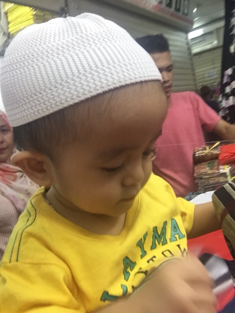 Peci rajut anak putih