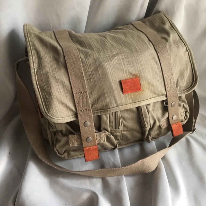 NIKE sling bag                                                                    - preloved prelove
