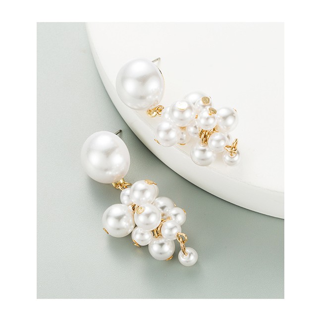 LRC Anting Tusuk Fashion White Geometric Pearl Alloy P50176