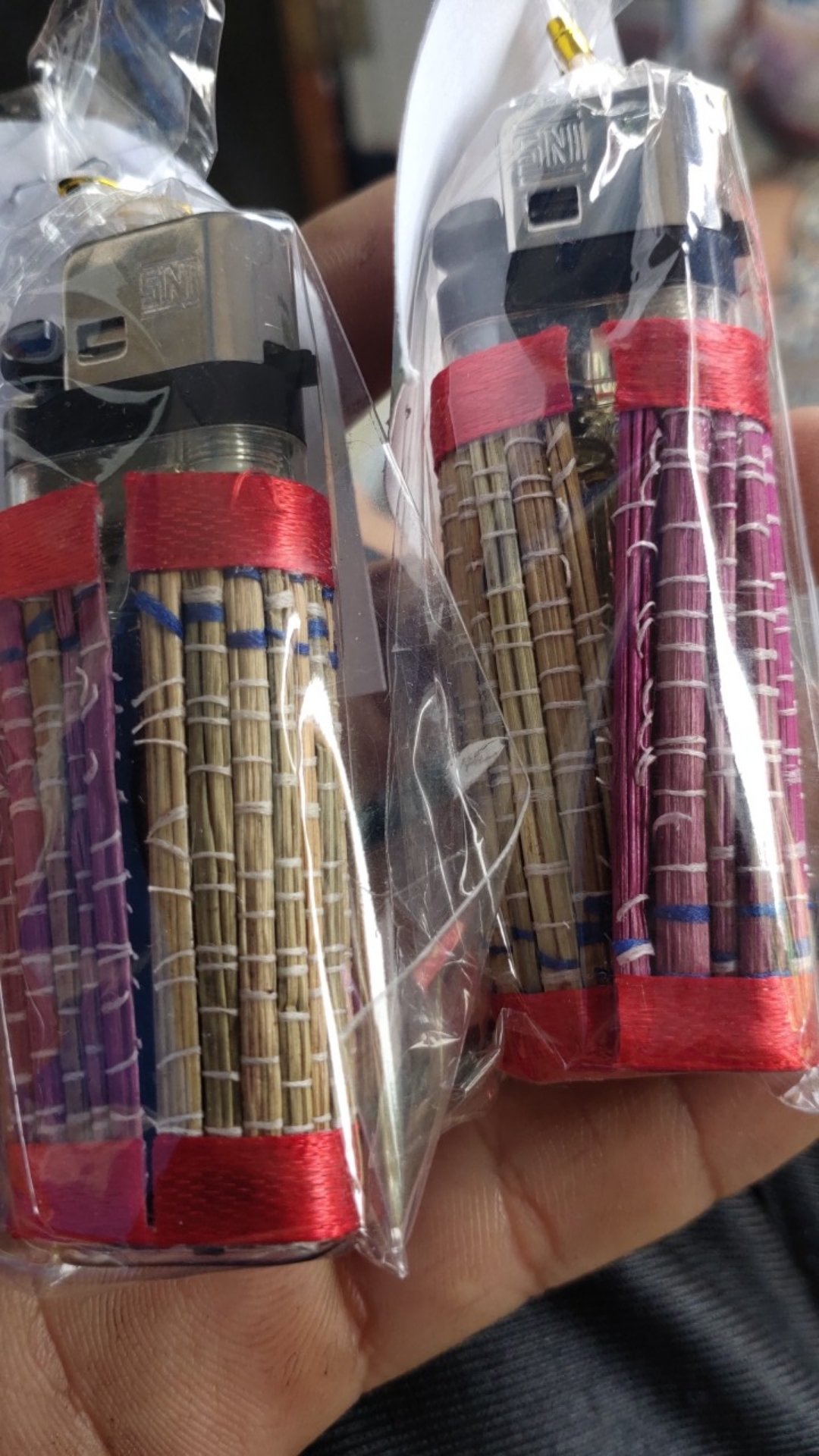 Souvenir Pernikahan Korek Gas Batik + Kemasan Pelastik + Tali Emas ( Paket Isi 100 )