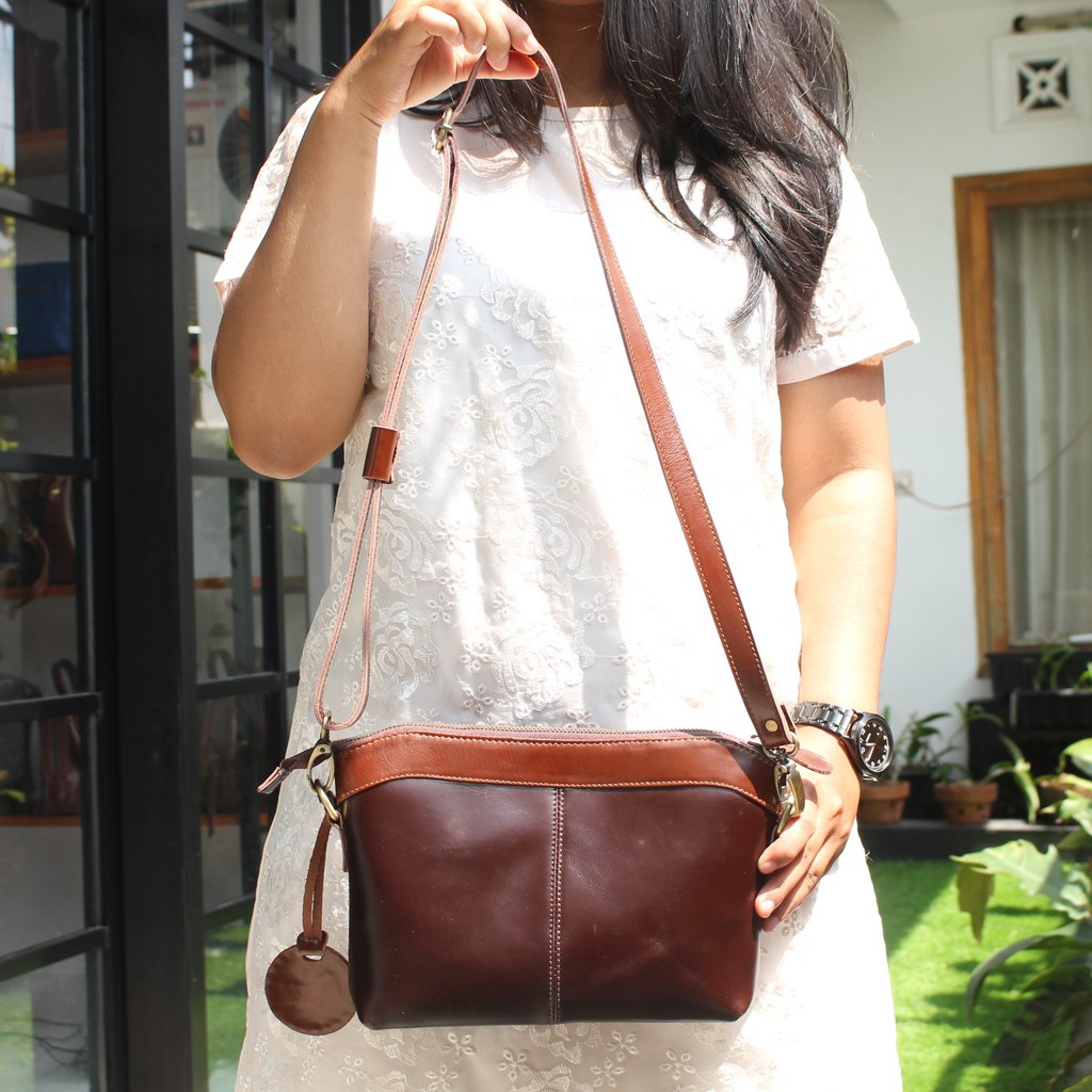 NEW !! TAS SELEMPANG WANITA KULIT ASLI FERRO COK.TUA/ FREE GRAVIR NAMA KAMU DI GANTUNGAN TAS