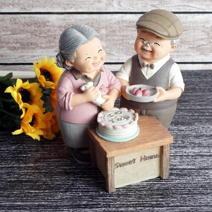

PAJANGAN HOME DECOR KAKEK NENEK BIKIN KUE