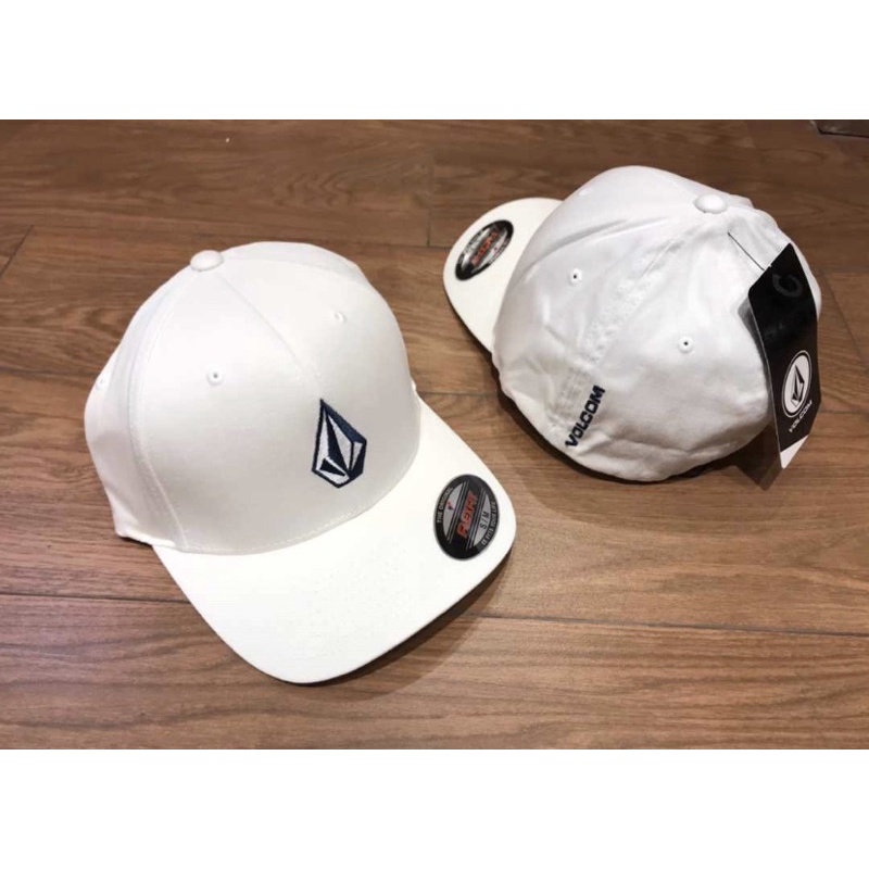 Topi volcom flexfit tersedia 3 warna