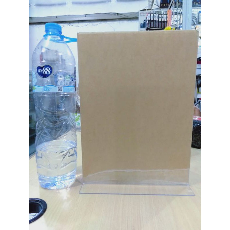 

Tempat brosur A4 akrilik