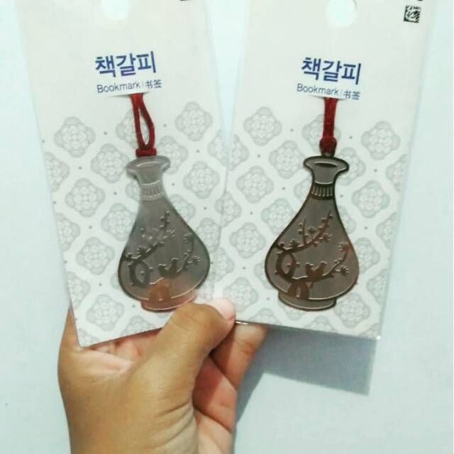 

Pembatas buku made in Korea