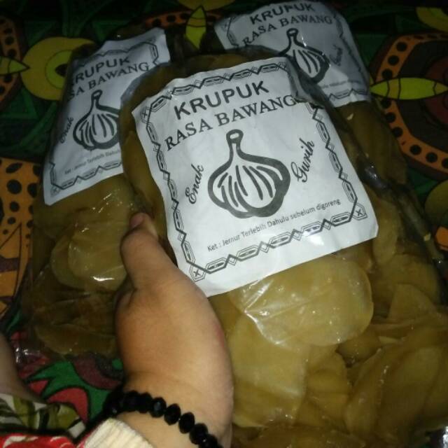 

Krupuk Bawang mentah