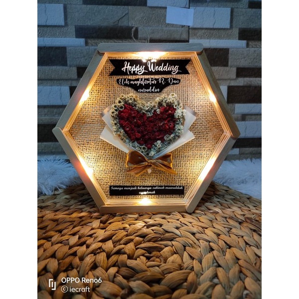 

Flower In Frame / Kado Ulang Tahun / Anniversary / Kado Ultah Rustik / Diameter 22cm