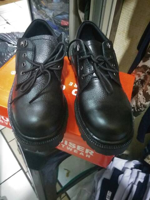 Sepatu pantopel safety