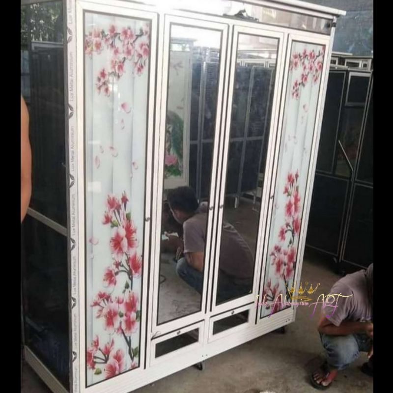 Lemari Pakaian / Baju Pintu 4 Kaca Motif Bunga Bahan Alumunium