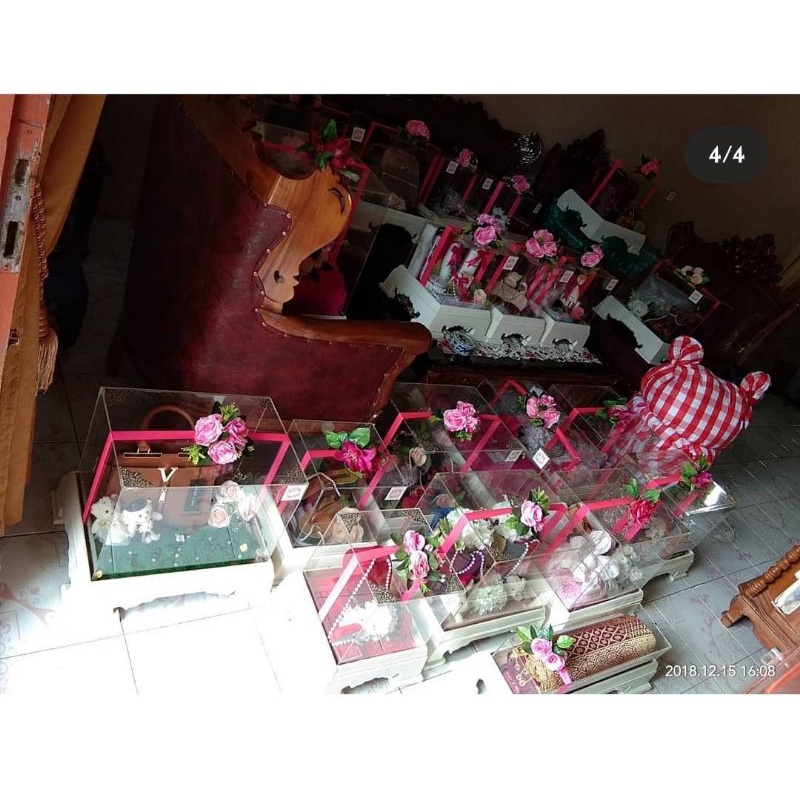 

BOX AKRILIK HANTARAN