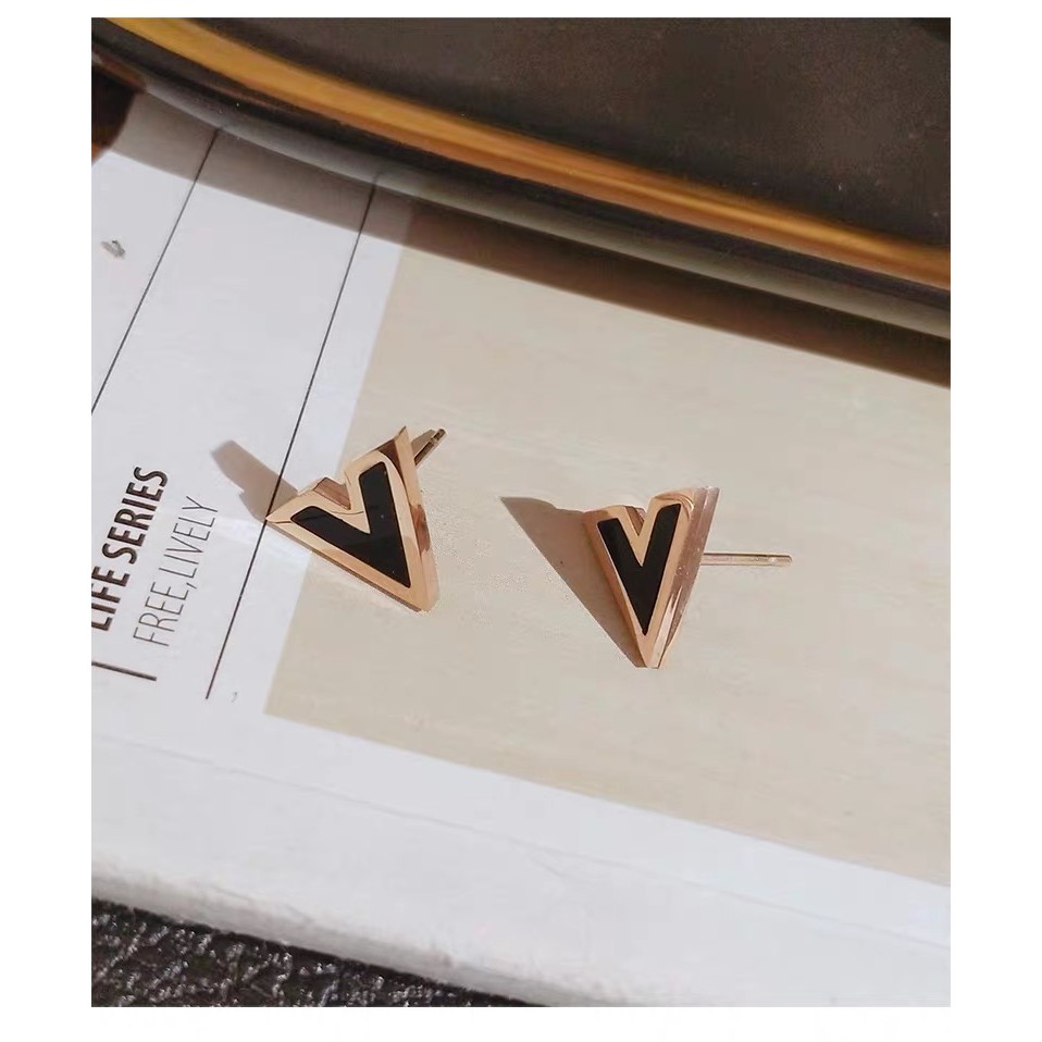 Anting Tusuk Motif Huruf V Bahan Titanium Steel Lapis Rose Gold 18K Untuk Wanita