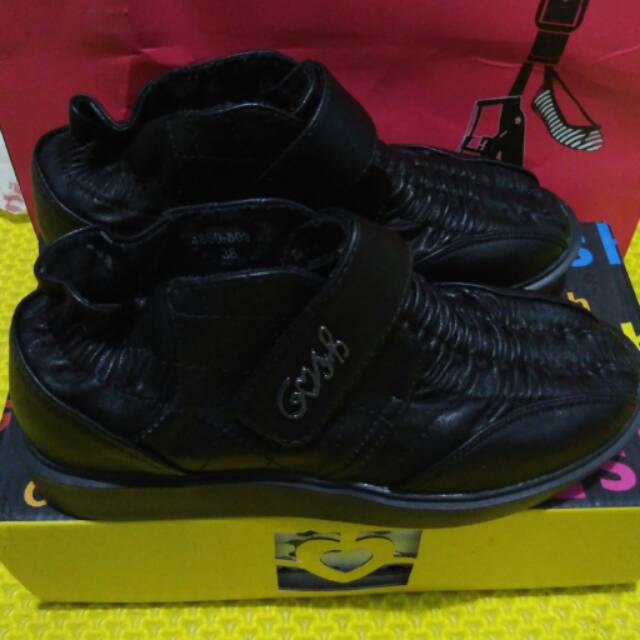 Sepatu gosh ori