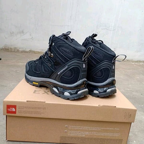 PERLENGKAPAN OUTDOOR sepatu Outdoor TNF original