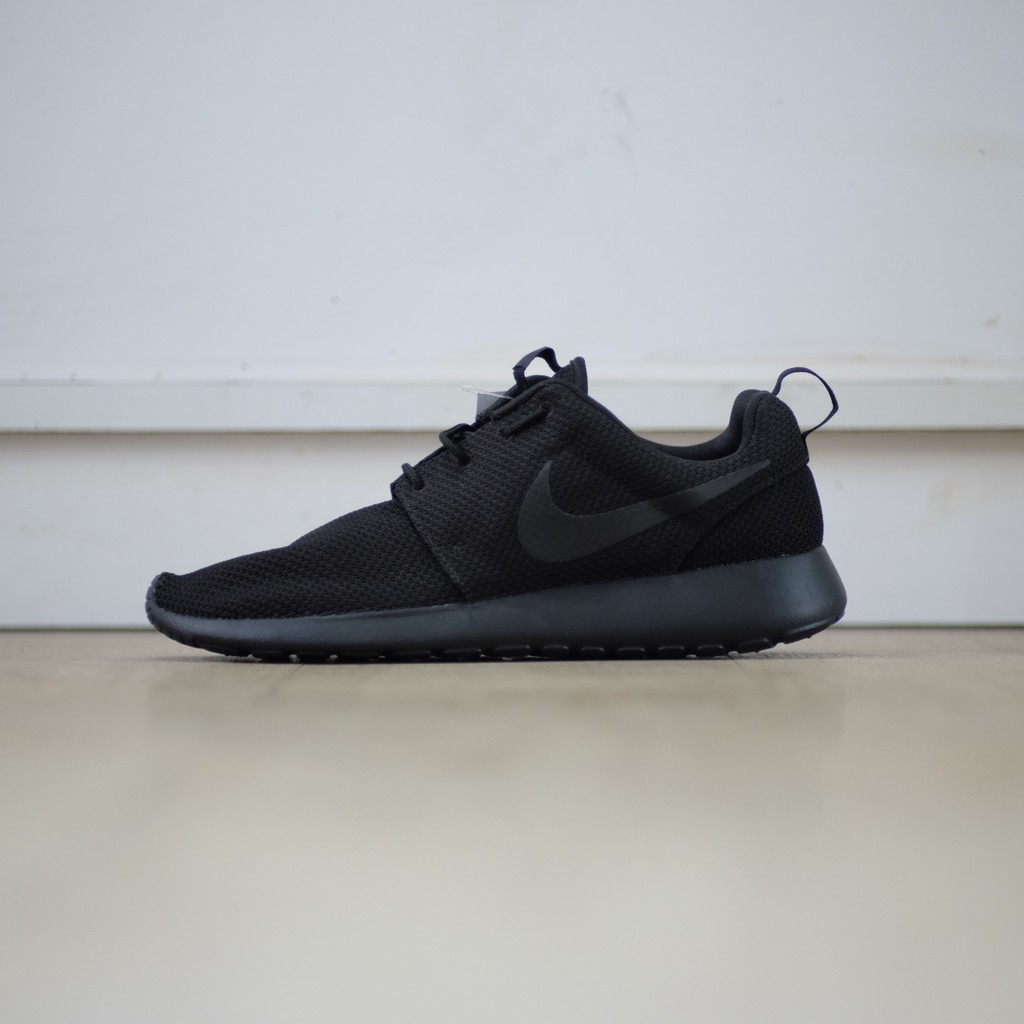 nike roshe run all black