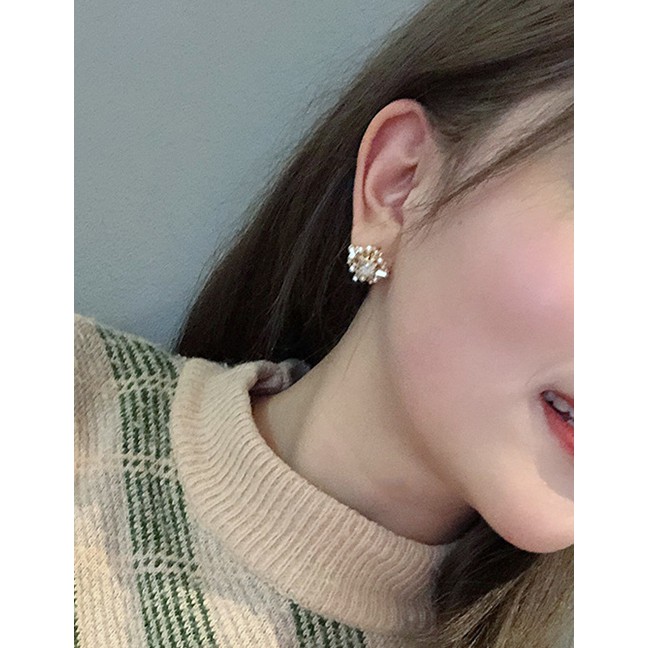 LRC Anting Tusuk Fashion Golden Geometric Metal Pearl Earrings With Diamonds D89671