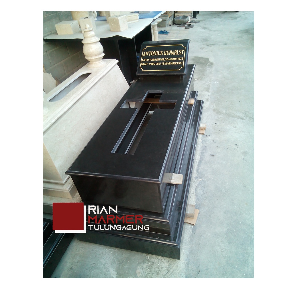 Makam Granit Hitam Model Pahlawan Tinggi Kristen