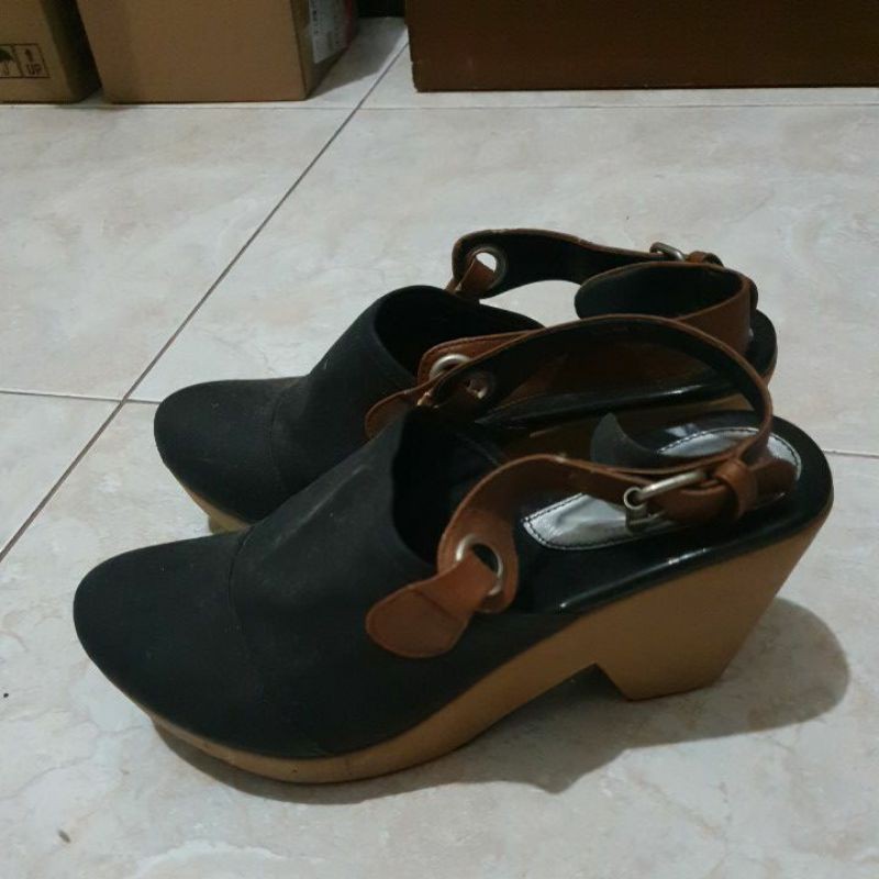 I WEAR UP high heels shoes by Diana Rikasari