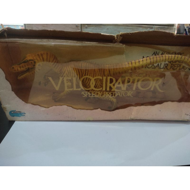 figure velociraptor safari ltd 1993 speedy predator
