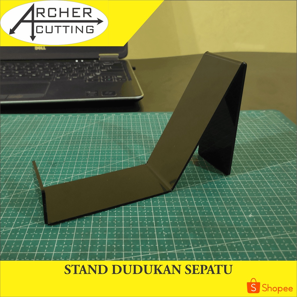 STAND DUDUKAN DISPLAY SEPATU AKRILIK