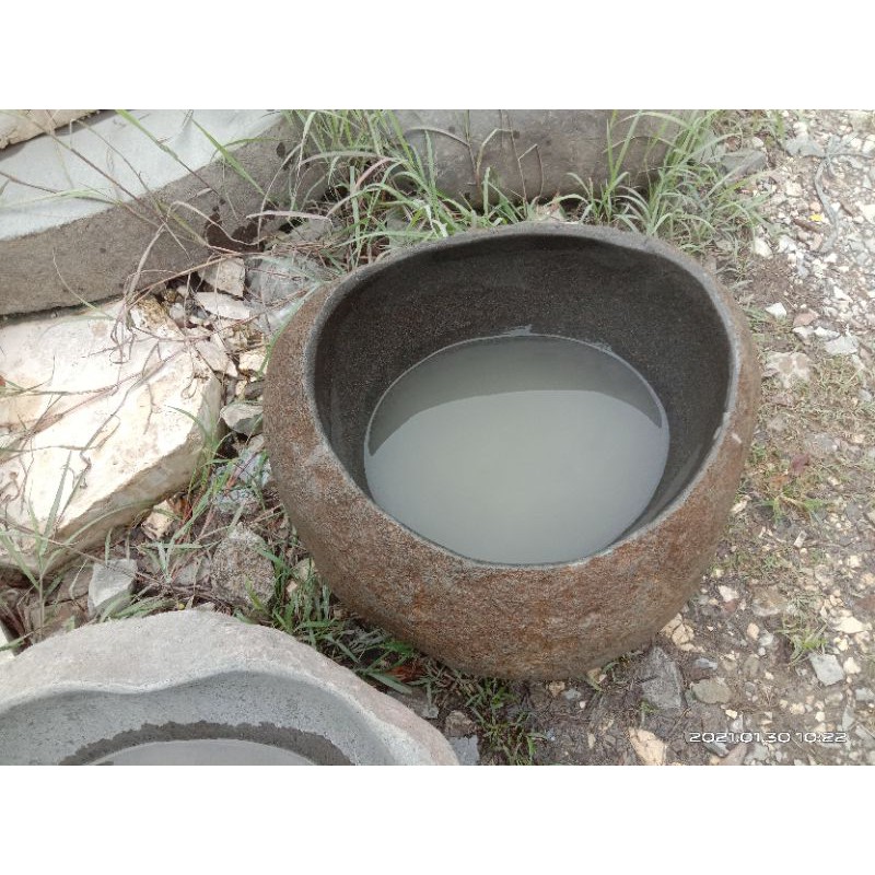 Bak mandi taman (genthong) batu kali