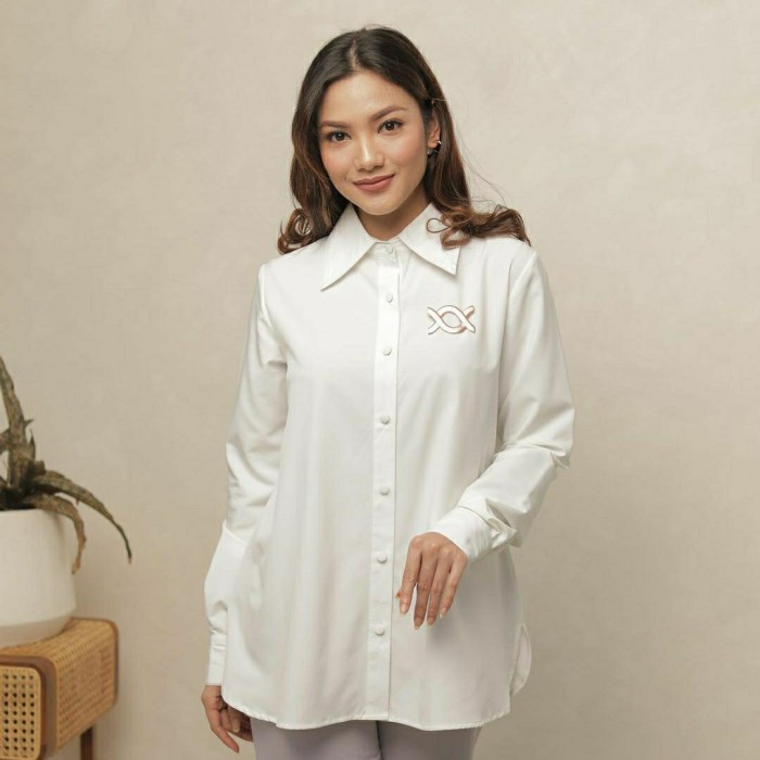 Billie Shirt color Antique White - Wearing Klamby