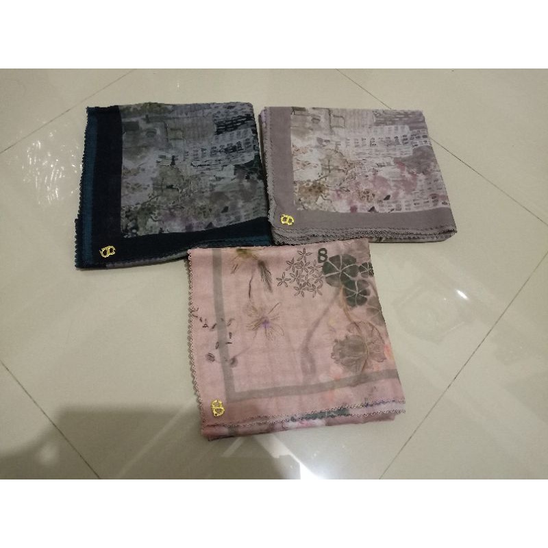 (preloved) Buttonscarves x Allysa Hawadi New york 1 series dan Sofya Series, minus box ( kerudung sa