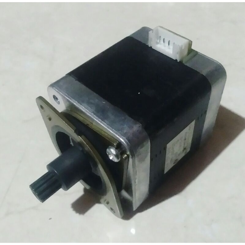 Minebea motor stepper  1,5a type 17PM - J437 -P2VS - 2,63V