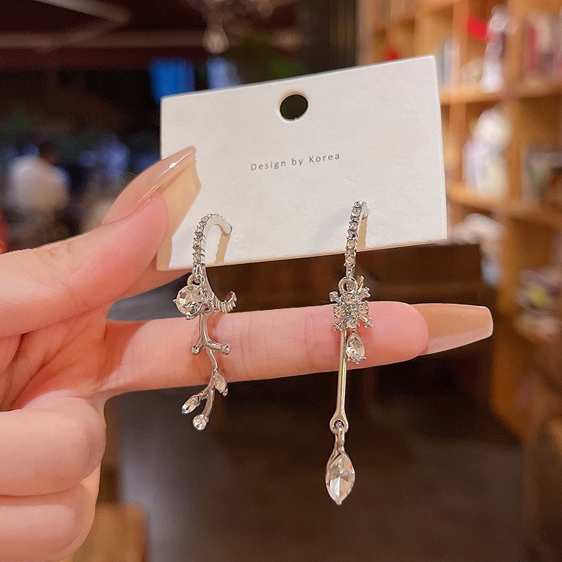 Anting Tusuk Sterling silver 925 Desain Bunga Asimetris Hias Kristal Zircon Mewah Untuk Wanita