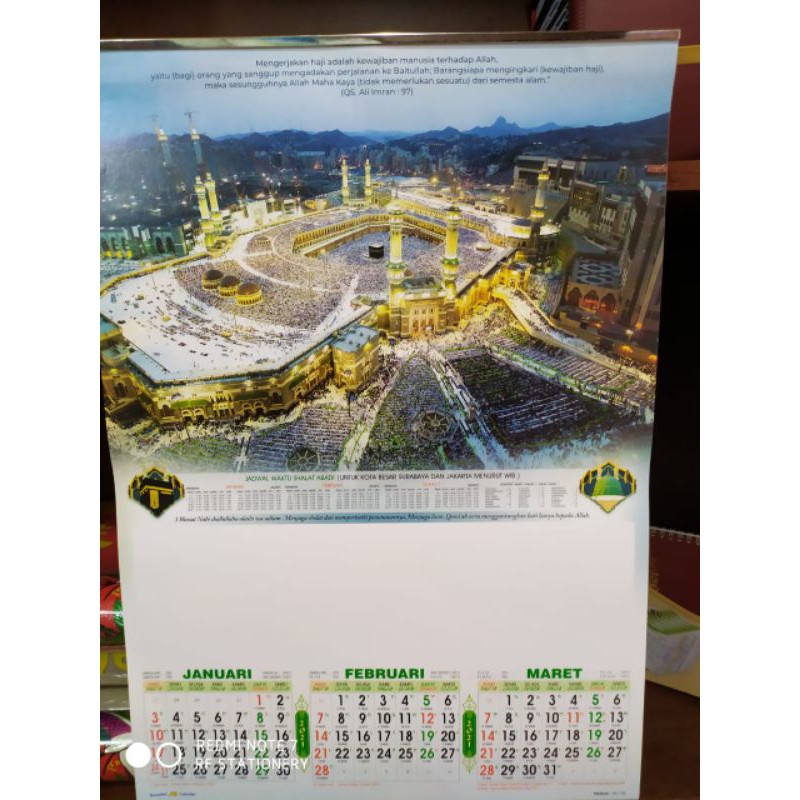 Kalender Dinding Triwulan motif Mekah tahun 2021