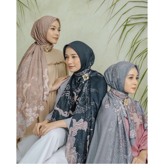 Kana Scarf Wearing Klamby