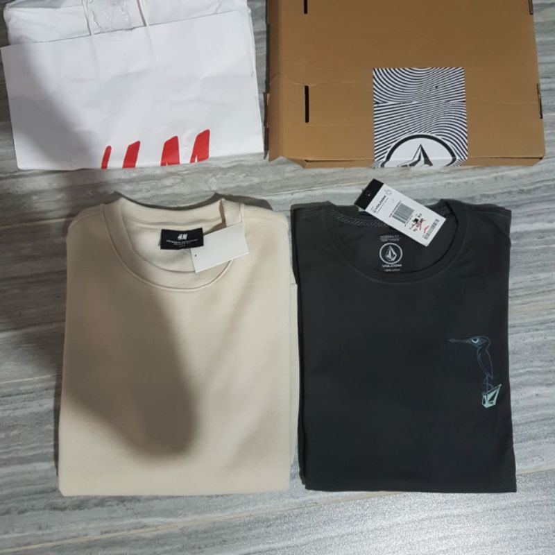 Crewneck HnM + kaos volcom Original resmi store semua