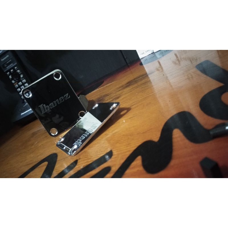 flat neck gitar elektrik IBANEZ