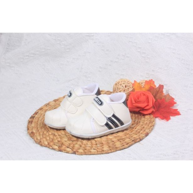 sepatu bayi sneakers