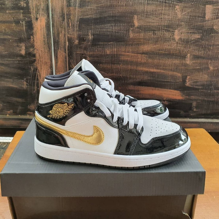 black white and gold jordan 1 release date