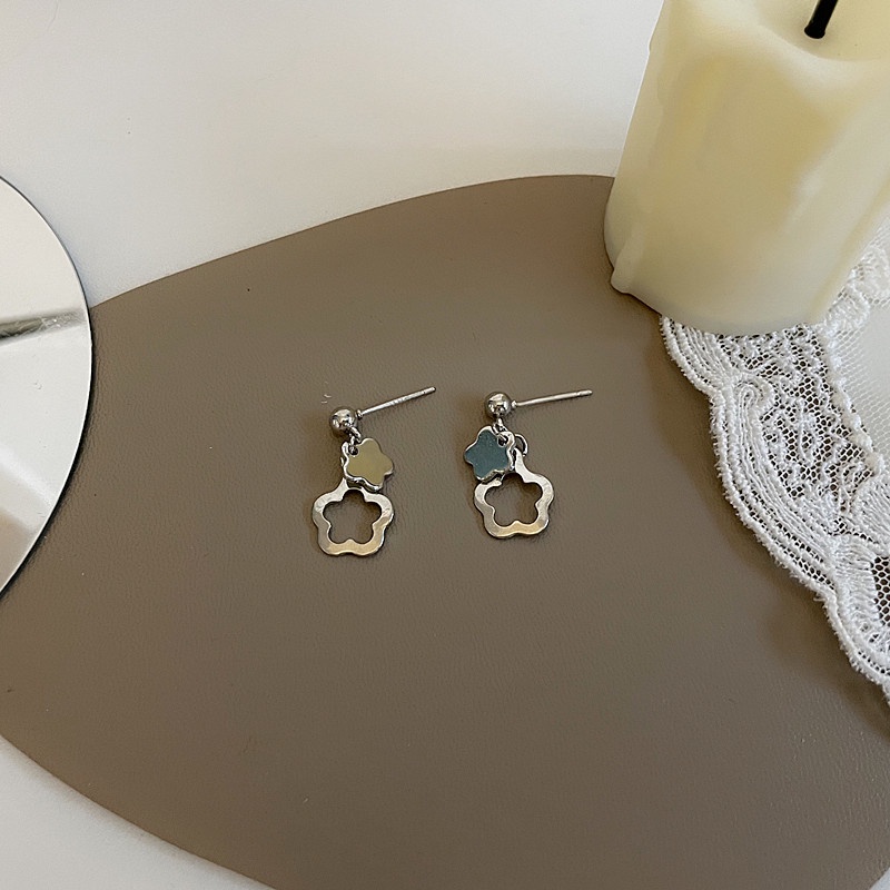 Anting Tusuk Motif Bunga Kecil Lucu Warna Silver Untuk Wanita